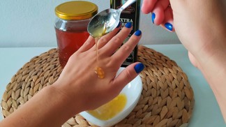 Vyzkoušeli jsme domácí masku na ruce: K hebké pokožce stačí jen dvě ingredience ze špajzu
