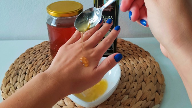 Vyzkoušeli jsme domácí masku na ruce: K hebké pokožce stačí jen dvě ingredience ze špajzu