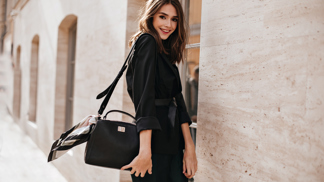 Luxusní černý pásek na pět způsobů: S jediným doplňkem vykouzlíte pět originálních outfitů