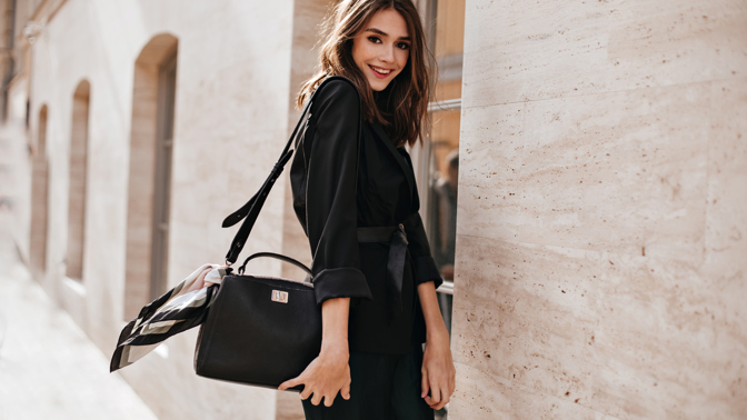 I s jediným doplňkem se dá vykouzlit několik originálních outfitů: Jak stylově využít luxusní černý pásek