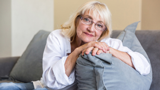 Lydie (55): Syn si k nám nastěhoval přítelkyni. Hledám způsob, jak se té vyžírky zbavit