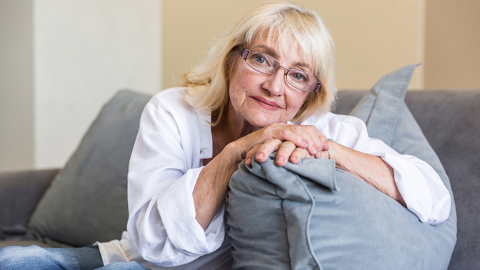 Romana (59): Můj ex se ocitl na dně. Chci mu pomoct, ale současný manžel mi v tom brání