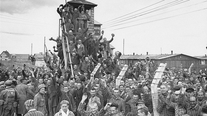 Osvobození koncentračního tábora Dachau: Američtí vojáci popisovali vězně jako kostry potažené kůží