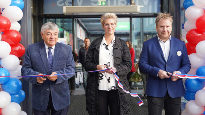 Hypermarket Tesco v Lysé nad Labem přivítal první zákazníky