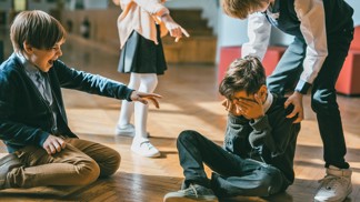 PORADNA: Syna napadly v družině starší děti, mám se do toho plést? Koučka doporučuje, jak správně postupovat