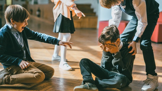 PORADNA: Syna napadly v družině starší děti, mám se do toho plést? Koučka doporučuje, jak správně postupovat