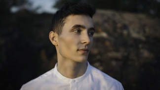 Nikolas (23): Omylem jsem si sedl do křesla, ve kterém zemřel děda mé přítelkyně. Cítil jsem, že je v něm pořád