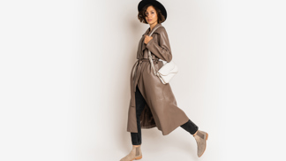 Přichází období trenčkotů: Letošnímu podzimu budou dominovat především oversized střihy a kůže