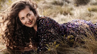 Zákulisí nového projektu SuperWoman: Lifee.cz představuje šéfku Googlu Taťánu le Moigne na uměleckých portrétech uprostřed přírody