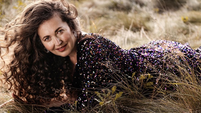 Zákulisí nového projektu SuperWoman: Lifee.cz představuje šéfku Googlu Taťánu le Moigne na uměleckých portrétech uprostřed přírody