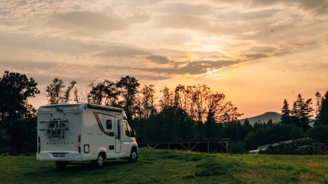 Prozradíme vám, jak zahnat podzimní splín. Vydejte se karavanem na prodloužený víkend nejen během státních svátků