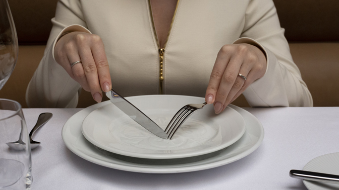 Etiketa u stolu: Vyhněte se olizování lžičky, pokud nemáte nápoj s pěnou, a negestikulujte s příbory v ruce