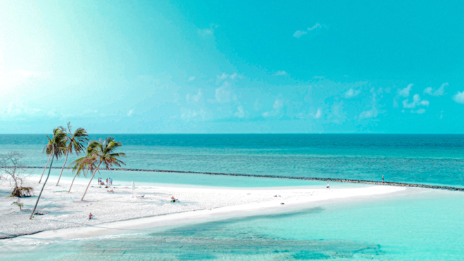 Maledivy nejsou jen luxusní resorty za statisíce. Maledivský ráj můžete objevovat i za cenu běžné dovolené