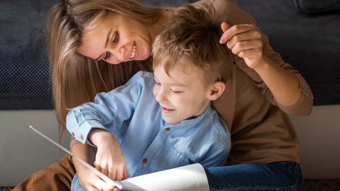 PORADNA: Šestiletý syn je velmi neprůbojný, jak mu dodat sebevědomí? Klíč je v tom, jak se chováte, tvrdí koučka