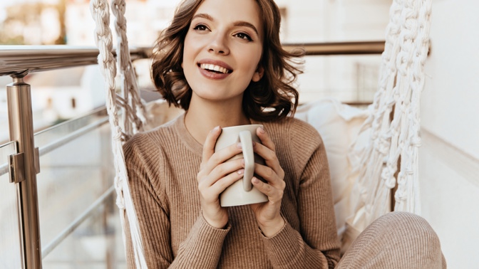 Stylové pletené šaty na zimu 2022: Elegance, pohodlí a teplo v kousku, který nebudete chtít odložit