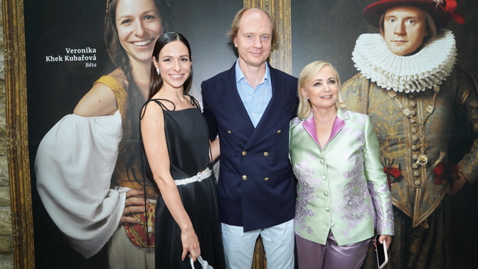 Princ Mamánek vstoupil do kin: Kubařová nazula stříbrné hromnice, princezna Arabela ukázala děti