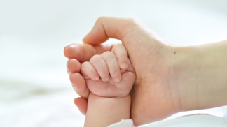 Porodník o císařském řezu, při němž si maminka vytáhne dítě z břicha: Je to zbytečný mezikrok k opravdovému bondingu