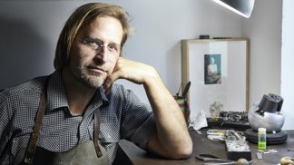 Šperkař Hanuš Lamr sklízí úspěchy s odlitky přírodnin: Baví mě z prostých květin vyrábět krásné klenoty