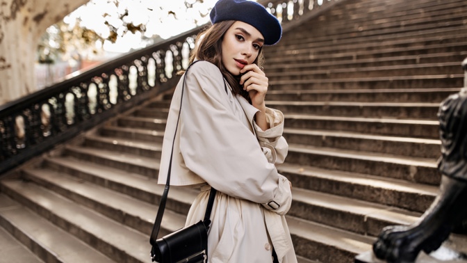 Deset kousků, které nechybí v šatníku žádné Francouzky: Kvalitní kabelka, velký šátek i baleríny, radí influencerka