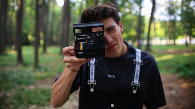 Boris (30): Po zesnulém dědovi jsem si nechal starý polaroid. Každá fotka věštila neštěstí