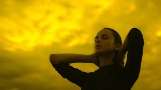Nora (24): V mém snu se babička snažila někoho vyhrabat z hrobu. Šokovalo mě, když se to samé stalo na strýcově pohřbu