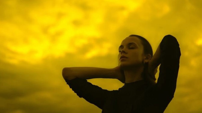 Nora (24): V mém snu se babička snažila někoho vyhrabat z hrobu. Šokovalo mě, když se to samé stalo na strýcově pohřbu