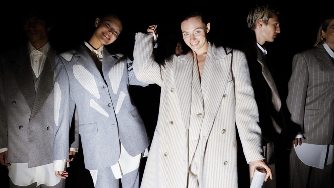 Podzimní trendy 2022: Sofistikovaný styling a nečekané kombinování různých materiálů