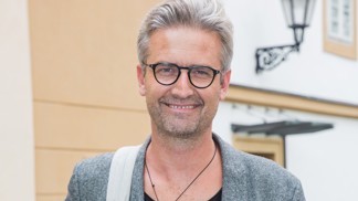Prošedivělý sympaťák Roman Zach se v nové pohádce dočká omlazení. Blond kštici už nosí jen jeho syn