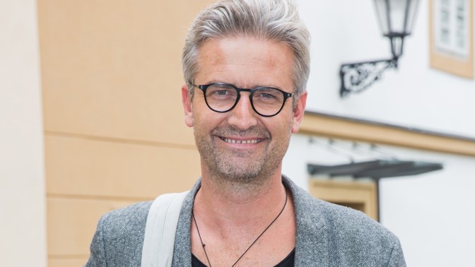 Prošedivělý sympaťák Roman Zach se v nové pohádce dočká omlazení. Blond kštici už nosí jen jeho syn