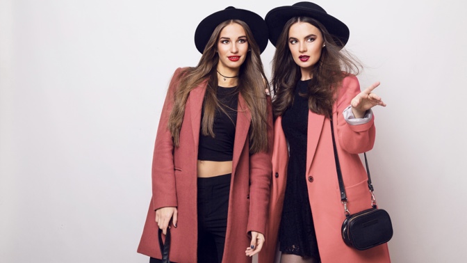 Podzimní kabáty 2022: Vracejí se kostky, kohoutí stopa i pepito, ten v barvě velbloudí srsti vydrží léta