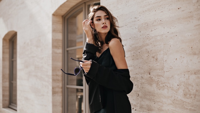 Malé černé šaty jako symbol elegance. Proměňte je volbou doplňků na styl Kate Moss, nebo Audrey Hepburn