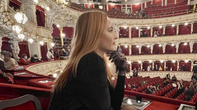 Dress code do divadla: Kdy je vhodné obléct velkou večerní a jaká pravidla má označení black tie