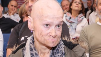 Sestra Jiřího Korna Yvetta se po 30 letech vrátila k filmu: Na tiskovce šokovala svou image, žije s ovcemi a kočkami