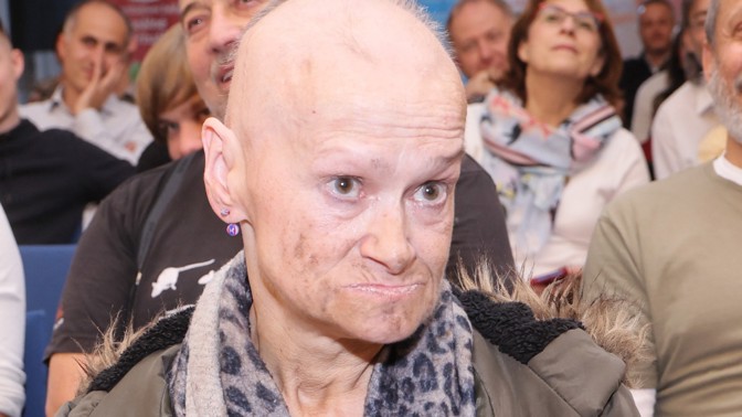 Sestra Jiřího Korna Yvetta se po 30 letech vrátila k filmu: Na tiskovce šokovala svou image, žije s ovcemi a kočkami