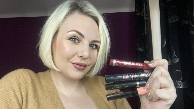 Testování řasenek: Pro dramatický efekt potřebuje většina řasenek navrstvit