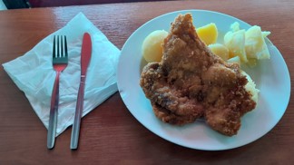 Lifee.cz testuje: Vyzkoušeli jsme řízek v bufetu, kde se zastavil čas. I ten na stojáka už ale stojí 150 Kč