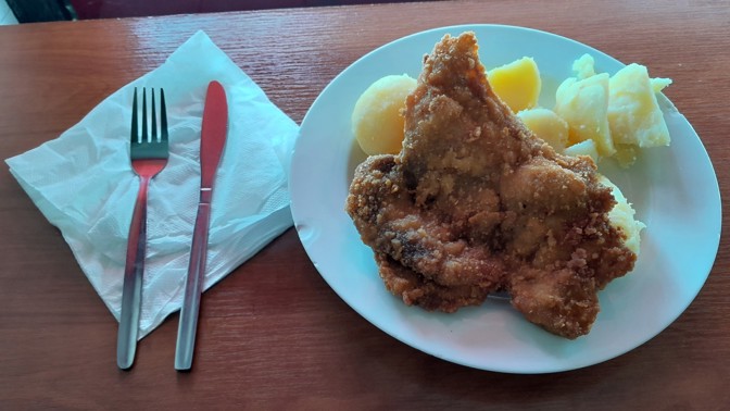 Řízek na stojáka v pražském bufetu vyjde na 150 korun. Vyzkoušeli jsme, jak chutná