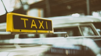 Nejbizarnější historky z taxíků: Potkali jsme pojízdný popelník i řidiče, co se bojí blondýnek a vosích hnízd