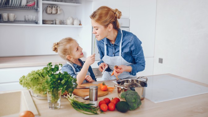 PORADNA: Jak motivovat děti k jídlu. Nutit je dojídat je týrání, další chod jim ale dejte až v určený čas, radí koučka