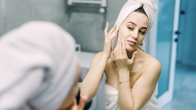 Jak zjednodušit péči o pleť: Mezi kroky, které můžete vynechat, patří toner i peeling