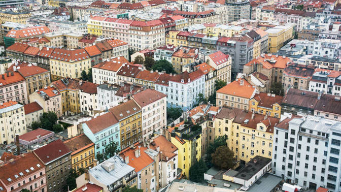 Bydlení v Praze vs za Prahou