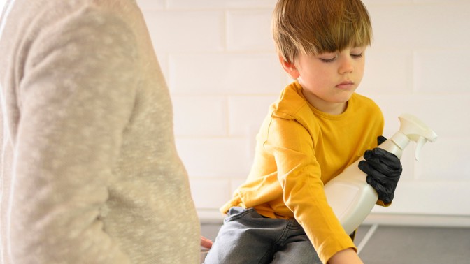 PORADNA: Nedaří se mi zapojit děti do domácích prací. Udělejte si tabulku a vyplácejte odměny, nabádá koučka