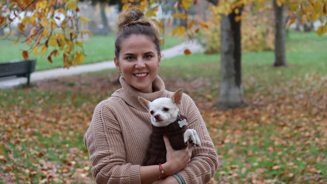 Oblečky pro psy nejsou rozmar: Čenda vyzkoušel outfity pro malá plemena a sladil se i s paničkou