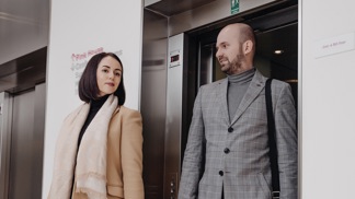 Kdo vchází první do výtahu? Muži původně kontrolovali lana, doba se ale změnila, říká odbornice na etiketu