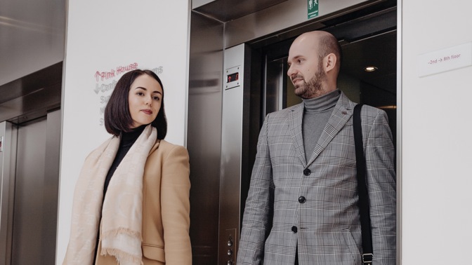 Kdo vchází první do výtahu? Muži původně kontrolovali lana, doba se ale změnila, říká odbornice na etiketu