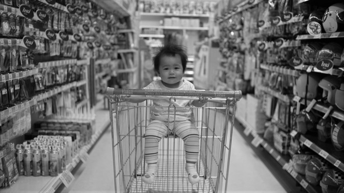 Podivné kriminální případy roku 2022: Američanka chtěla koupit dítě v supermarketu, na dřevo vysázela balík