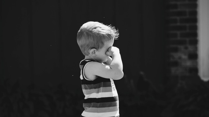 Desetiletí vrazi: Malého chlapce bili cihlou, kopali a hodili pod vlak