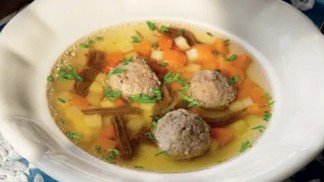 Tradiční knedlíčková polévka: Skvělý způsob, jak zahájit nedělní oběd