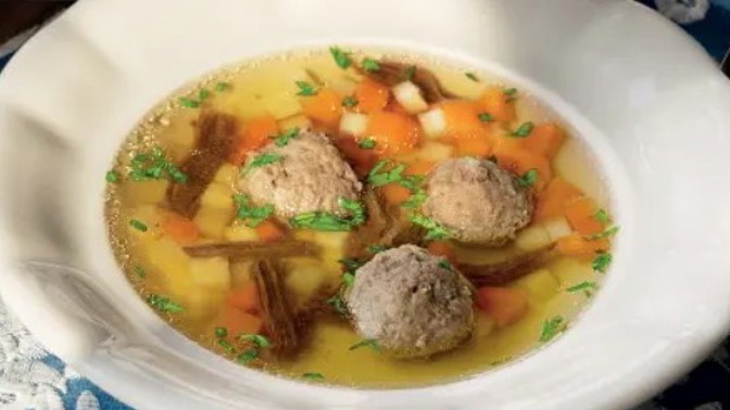 Tradiční knedlíčková polévka: Skvělý způsob, jak zahájit nedělní oběd