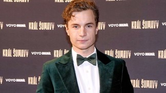 Syn slavného otce Oskar Hes zářil na premiéře Krále Šumavy po boku maminky a bratra dvojčete